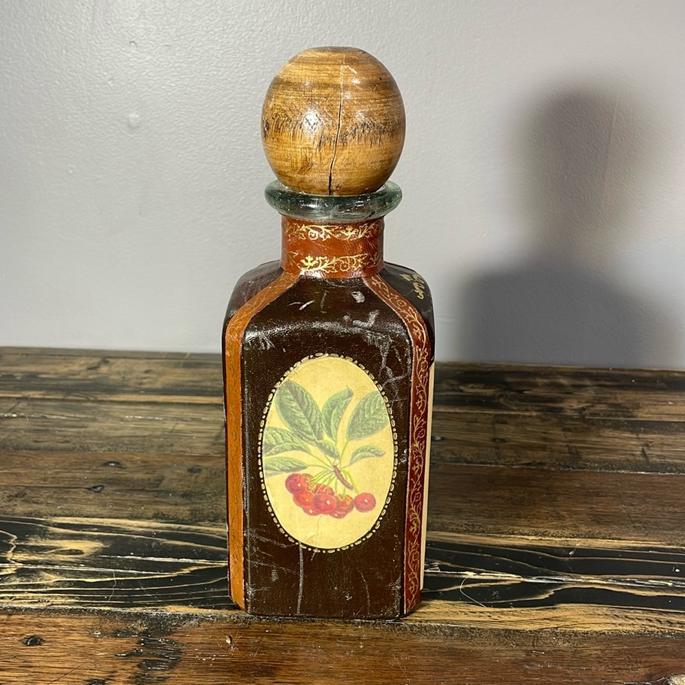 Made in Italy alcohol decanter leather wrapped.  Wooden top split.